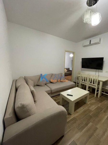 Tirane, jepet me qera apartament 2+1+Ballkon Kati 4, 65 m² 450 € (Afer Shkolles se Kuqe, Rruga Thanas Ziko)