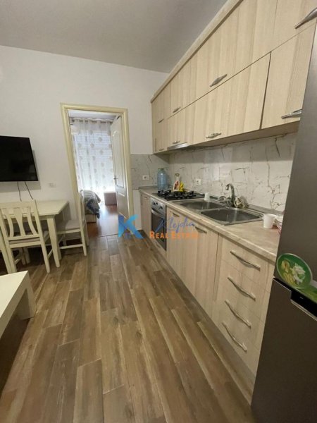 Tirane, jepet me qera apartament 2+1+Ballkon Kati 4, 65 m² 450 € (Afer Shkolles se Kuqe, Rruga Thanas Ziko)