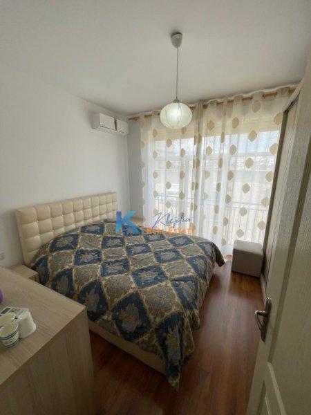 Tirane, jepet me qera apartament 2+1+Ballkon Kati 4, 65 m² 450 € (Afer Shkolles se Kuqe, Rruga Thanas Ziko)