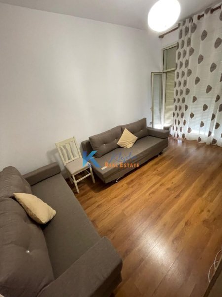 Tirane, jepet me qera apartament 2+1+Ballkon Kati 4, 65 m² 450 € (Afer Shkolles se Kuqe, Rruga Thanas Ziko)