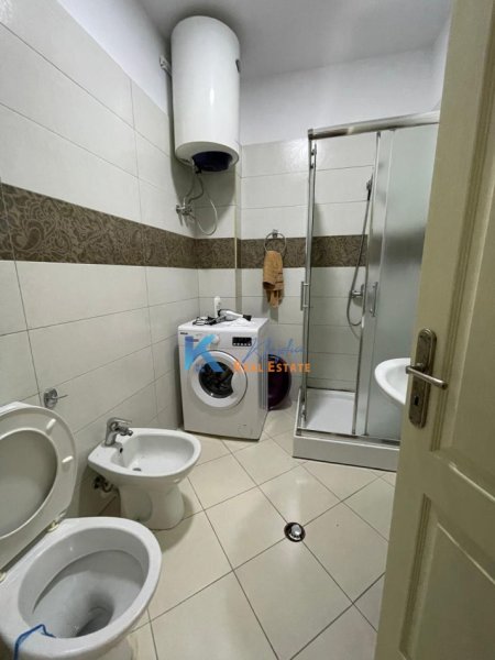 Tirane, jepet me qera apartament 2+1+Ballkon Kati 4, 65 m² 450 € (Afer Shkolles se Kuqe, Rruga Thanas Ziko)