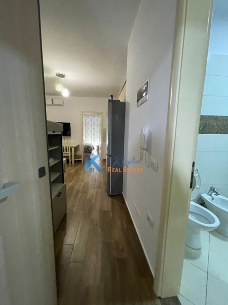 Tirane, jepet me qera apartament 2+1+Ballkon Kati 4, 65 m² 450 € (Afer Shkolles se Kuqe, Rruga Thanas Ziko)