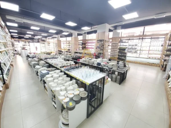 Tirane, shitet dyqan Kati 0, 413 m² 1,600,000 € (Qendra Kristal)