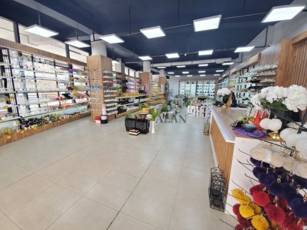 Tirane, shitet dyqan Kati 0, 413 m² 1,600,000 € (Qendra Kristal)