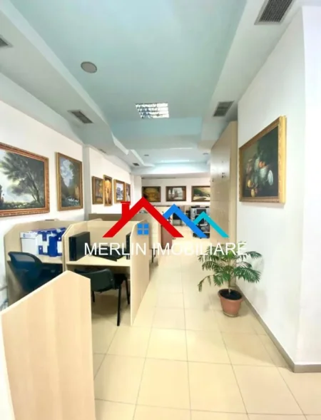 Tirane, Shitet ambjent biznesi Kati 0, 217 m² per  580,000 € (Ne rrugen e Elbasanit,  rruga Stavro Vinjai)