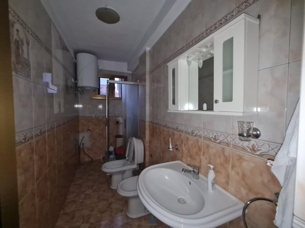 Jepet Me Qera Apartament 2+1 Tek Rruga Fortuzi [ID PE0224]