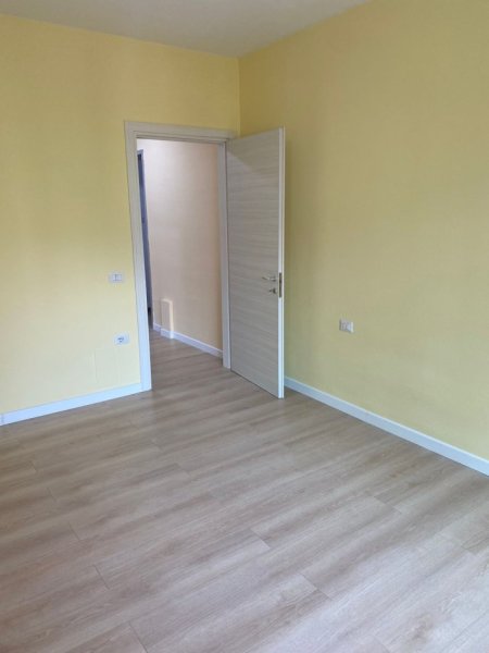 Tirane, jepet me qera zyre Kati 3, 80 m² 700 € (SELVIA)