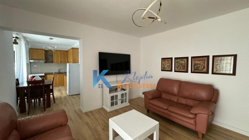 Tirane, jap me qera apartament 2+1+Ballkon Kati 2, 100 m² 700 € (Afer Liqenit Artificial)