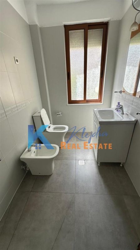 Tirane, jap me qera apartament 2+1+Ballkon Kati 2, 100 m² 700 € (Afer Liqenit Artificial)