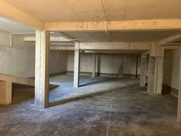 Tirane, jap me qera ambjent biznesi Kati 0, 200 m² 500 € (shkolla bashkuar)
