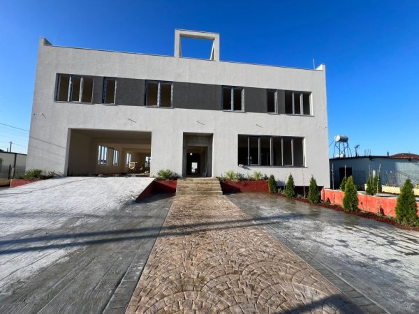 Tirane, jap me qera dyqan Kati 0, 425 m² 1,700 € (KAMEZ)