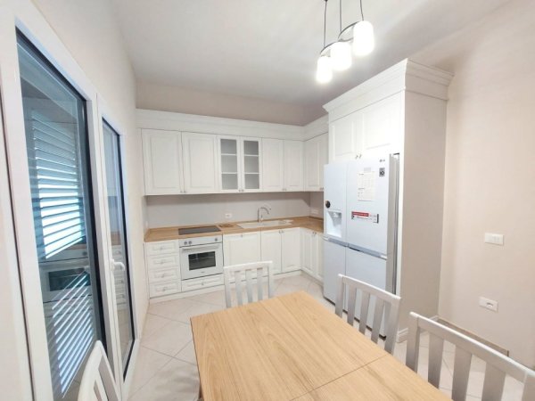 Durres, jepet me qera ambjent biznesi Kati 1, 112 m² 700 € (Prane Gjykates se Rrethit Durres)