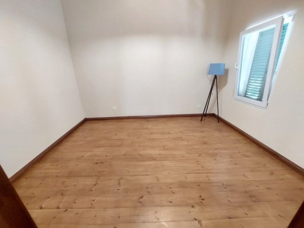Durres, jepet me qera ambjent biznesi Kati 1, 112 m² 700 € (Prane Gjykates se Rrethit Durres)