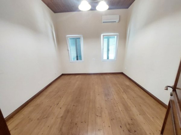 Durres, jepet me qera ambjent biznesi Kati 1, 112 m² 700 € (Prane Gjykates se Rrethit Durres)