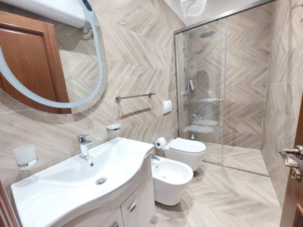 Durres, jepet me qera ambjent biznesi Kati 1, 112 m² 700 € (Prane Gjykates se Rrethit Durres)