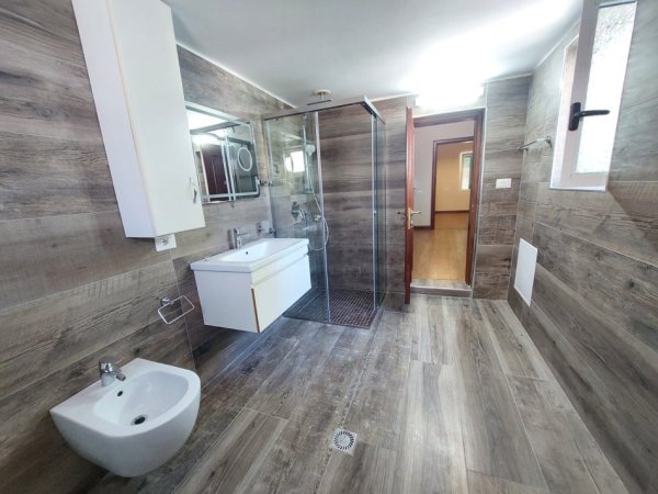 Durres, jepet me qera ambjent biznesi Kati 1, 112 m² 700 € (Prane Gjykates se Rrethit Durres)