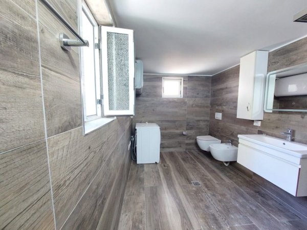 Durres, jepet me qera ambjent biznesi Kati 1, 112 m² 700 € (Prane Gjykates se Rrethit Durres)