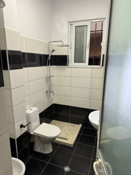 Tirane, jepet me qera apartament 1+1 Kati 1, 80 m² 500 € (5 Maj)