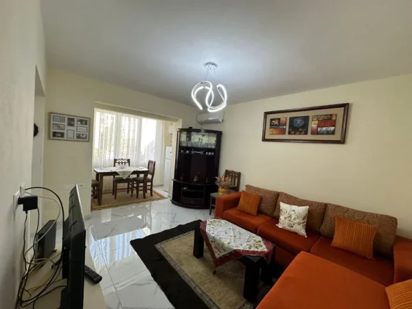 Tirane, jepet me qera apartament 1+1+Ballkon Kati 3, 61 m² 350 € (Shkolla e Bashkuar)