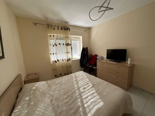 Tirane, jepet me qera apartament 1+1+Ballkon Kati 3, 61 m² 350 € (Shkolla e Bashkuar)