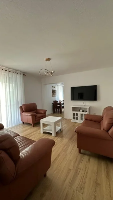 Tirane, jepet me qera apartament 2+1+Ballkon Kati 2, 100 m² 700 € (Shkolla Petro Nini)