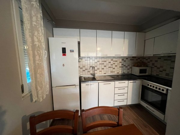 Tirane, jepet me qera apartament 3+1 Kati 2, 100 m² 650 € (Rruga e Barrikadave)