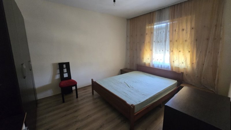 Tirane, jepet me qera apartament 2+1 Kati 4, 75 m² 350 € (Shkolla e Bashkuar)