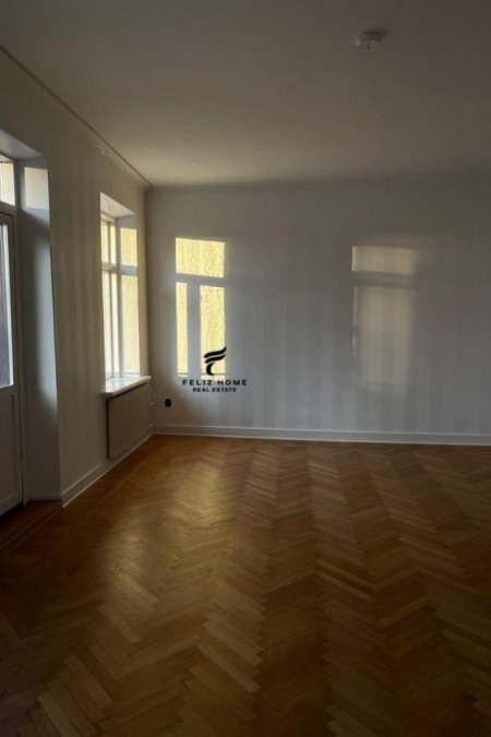 Tirane, jepet me qera zyre Kati 5, 115 m² 920 € (KOMUNA E PARISIT)