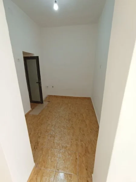 Tirane, jepet me qera ambjent biznesi Kati 0, 50 m² 550 € (Mihal Gramero)