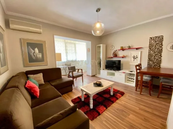 Tirane, jepet me qera apartament 3+1+Ballkon Kati 2, 100 m² 650 € (Rruga e Barrikadave)