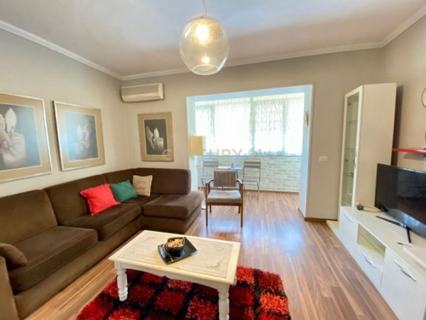 Tirane, jepet me qera apartament 3+1+Ballkon Kati 2, 100 m² 650 € (Rruga e Barrikadave)