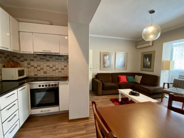 Tirane, jepet me qera apartament 3+1+Ballkon Kati 2, 100 m² 650 € (Rruga e Barrikadave)