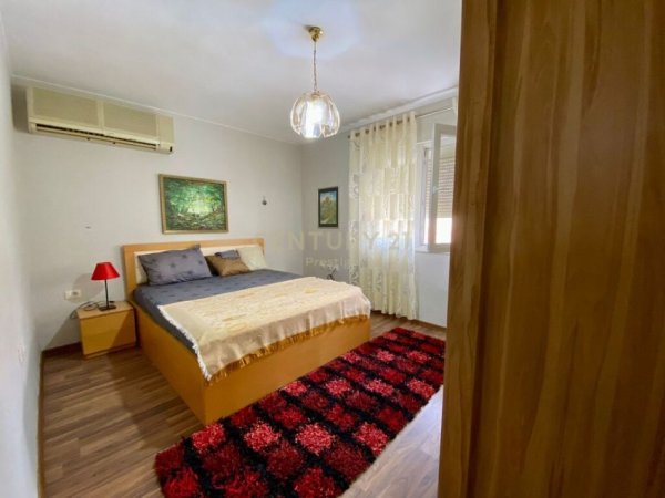 Tirane, jepet me qera apartament 3+1+Ballkon Kati 2, 100 m² 650 € (Rruga e Barrikadave)