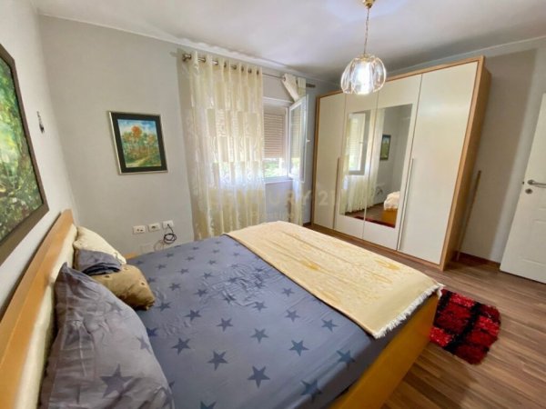 Tirane, jepet me qera apartament 3+1+Ballkon Kati 2, 100 m² 650 € (Rruga e Barrikadave)