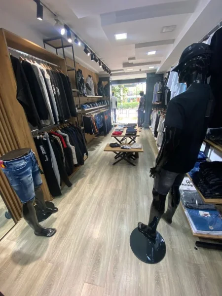 Tirane, shitet biznesi me rroba per meshkuj, Kati 1, 50 m² (Rruga Muhamet Gjollesha, 21 Dhjetori)