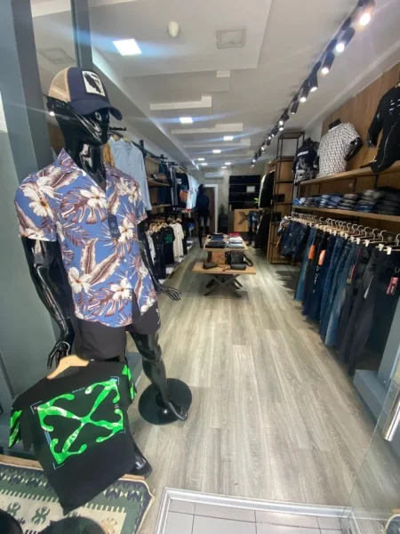Tirane, shitet biznesi me rroba per meshkuj, Kati 1, 50 m² (Rruga Muhamet Gjollesha, 21 Dhjetori)