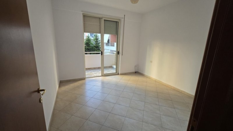 Tirane, jepet me qera apartament 2+1+Ballkon Kati 2, 80 m² 250 € (Fresku) TT 936
