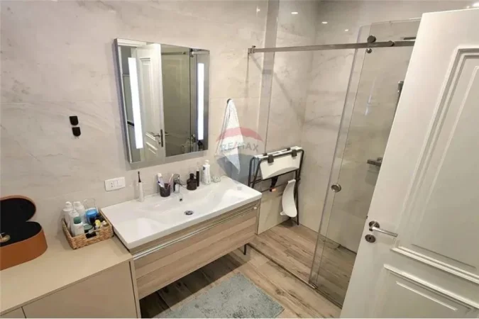 Tirane, jepet me qera apartament 2+1 , 123 m² 1.450 € (Rruga e Kavajes, Kompleksi Delijorgji)