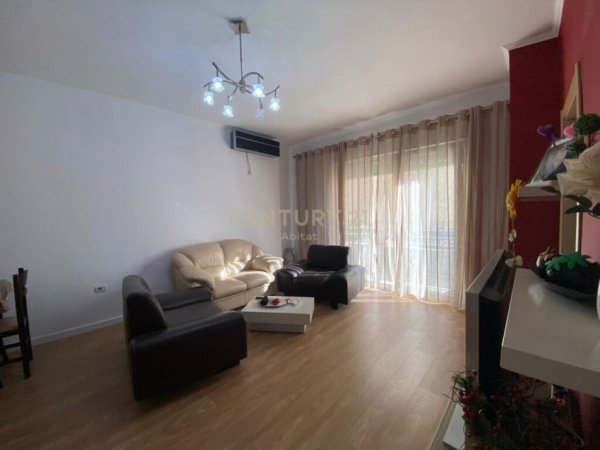 Tirane, jap me qera apartament 2+1+Ballkon , 86 m² 700 € (Kopshti Botanik Zoologjik)