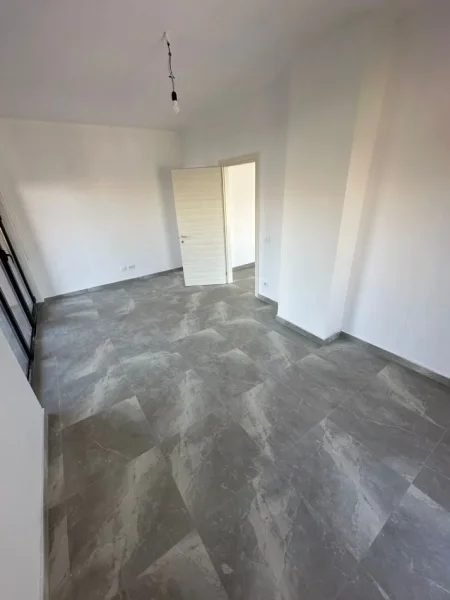 Tirane, jepet me qera zyre Kati 6, 150 m² 1.000 € (Myslym Shyri)