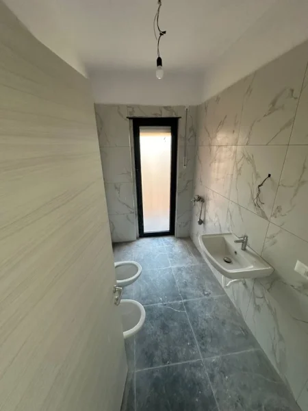 Tirane, jepet me qera zyre Kati 6, 150 m² 1.000 € (Myslym Shyri)