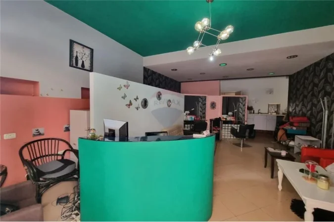 Tirane, jepet me qera dyqan Kati 0, 90 m² 550 € 