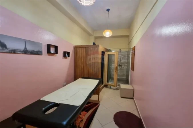 Tirane, jepet me qera dyqan Kati 0, 90 m² 550 € 