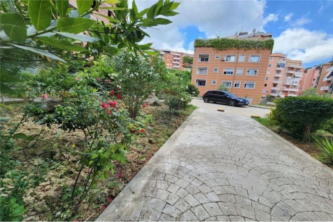 Tirane, shitet apartament 2+1 Kati 3, 93 m² 160.000 € (Kopshti Botanik)