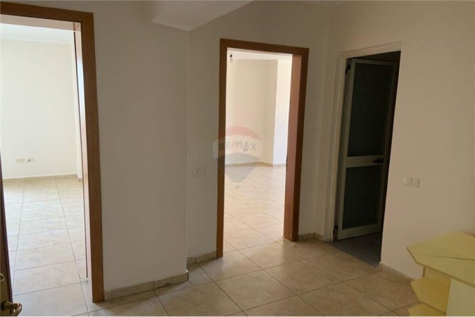 Tirane, jepet me qera apartament 1+1 Kati 7, 106 m² 300 € (Aleksander Moisiu - Kinostudio)