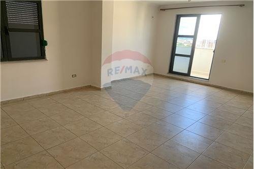 Tirane, jepet me qera apartament 1+1 Kati 7, 106 m² 300 € (Kinostudio - Rrethinë - Kinostudio, Shqipëri)