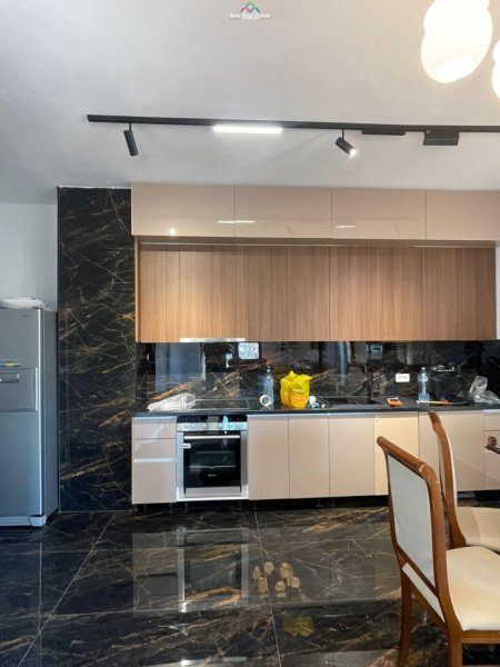 Tirane, jap me qera apartament 2+1 Kati 6, 122 m² 550 € (porcelan)