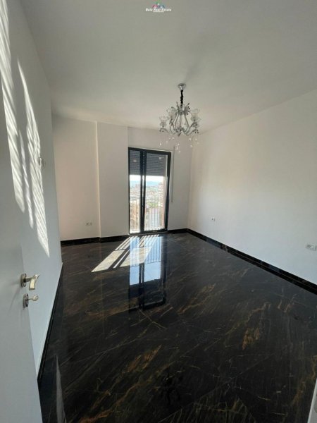 Tirane, jap me qera apartament 2+1 Kati 6, 122 m² 550 € (porcelan)