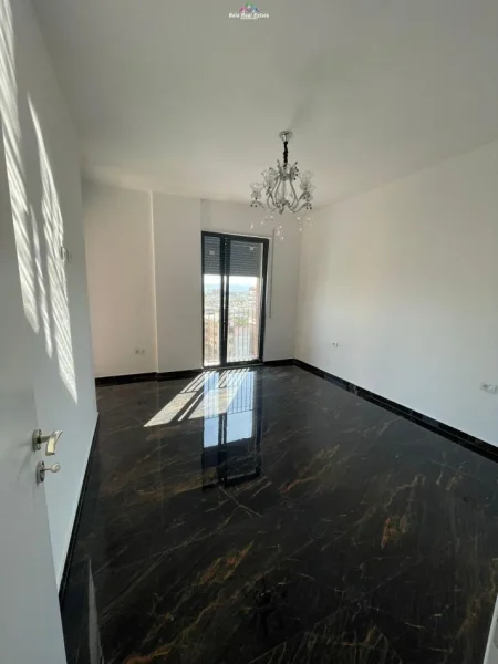 Tirane, jap me qera apartament 2+1 Kati 6, 122 m² 550 € (porcelan)