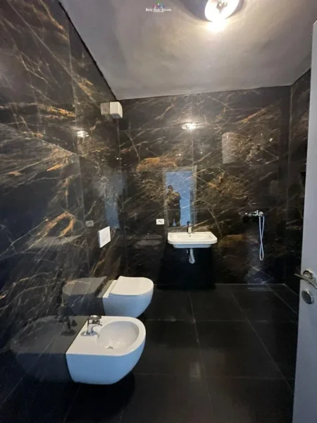 Tirane, jap me qera apartament 2+1 Kati 6, 122 m² 550 € (porcelan)